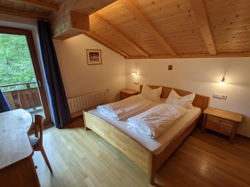 een slaapkamer met een groot bed in een kamer bij Appartement Egart 3 in Resia