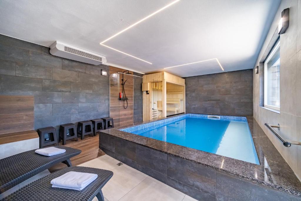 にあるRiverside house with pool jacuzzi and sauna in Croatiaの大きなスイミングプールが備わります。