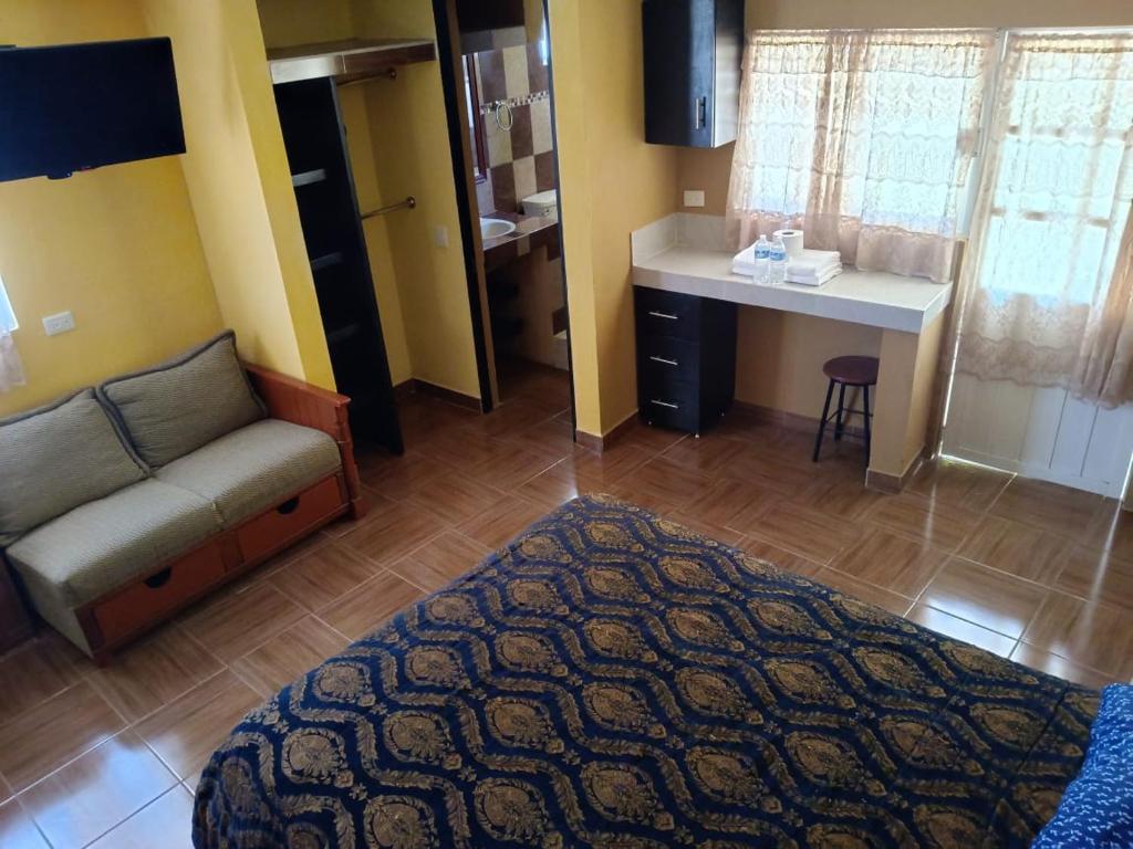 ein Wohnzimmer mit einem Sofa und einem Tisch in der Unterkunft Casa Granada Jilotepec in Jilotepec
