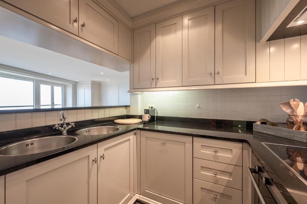 Appartementen op de zeedijk in hartje Knokke - Three-Bedroom Apartment