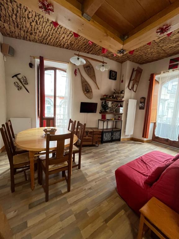 un salon avec une table et un lit dans l'établissement Appartement proche centre ville 4 personnes proche télécabine wifi couchages 2 mezzanines 1BZ Résidence La Tourette, à Cauterets