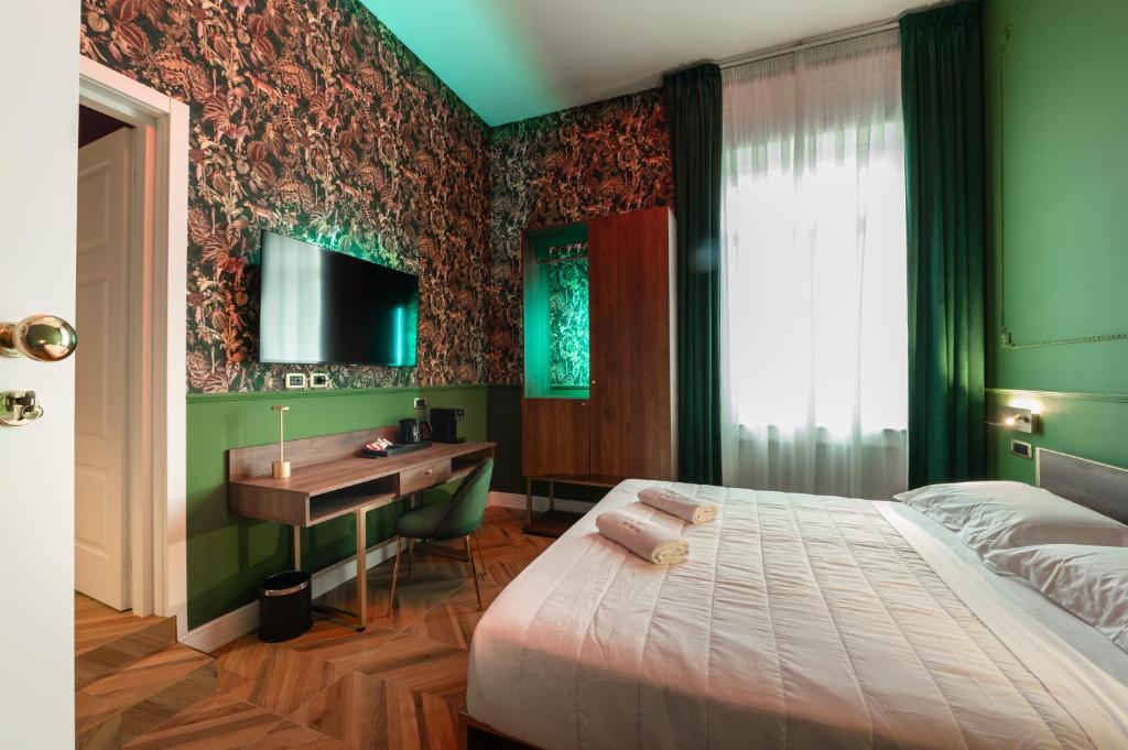 - une chambre avec un lit, un bureau et un lavabo dans l'établissement Momento Soggiorno di Charme, à Foggia