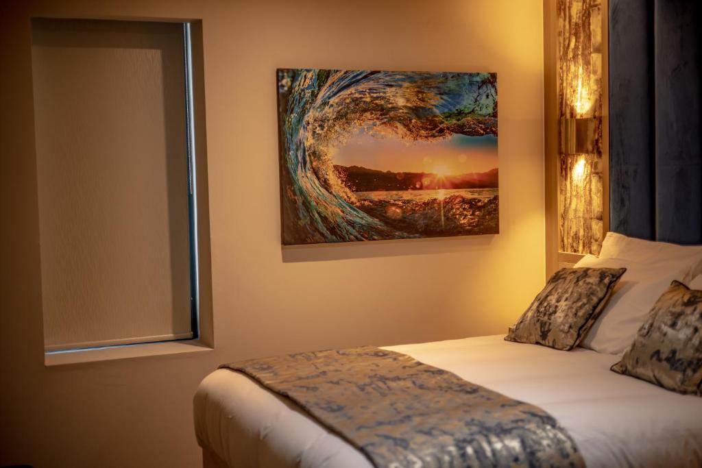 sypialnia z obrazem na ścianie i łóżkiem w obiekcie Hotel Holloway w Birmingham
