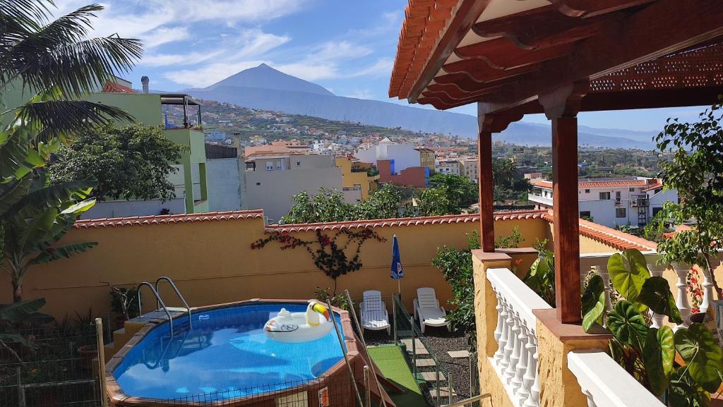 una piscina sul lato di un edificio di Casa" VISTAS AL TEIDE" mar Piscina privada parking cubierto gratuito en las instalaciones a La Victoria de Acentejo