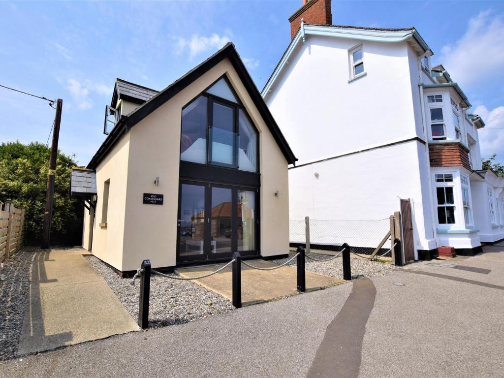 una casa bianca con tetto nero di 1 Bed in Mundesley OLDCH a Mundesley