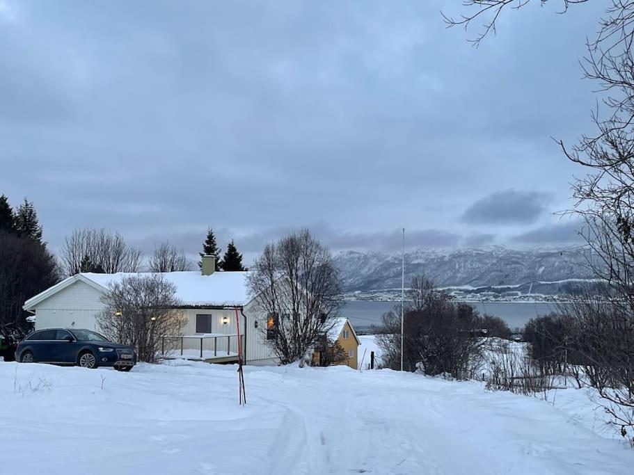 una casa con un coche aparcado en la nieve en Ivar and Sofies House, en Tromsø