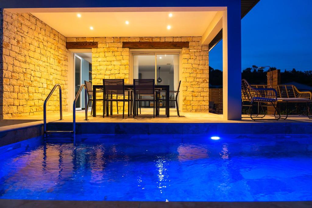 une maison avec piscine la nuit dans l'établissement Villa Maria: Piscine privative chauffée* Sauna Borne recharge vhl, à Goudargues