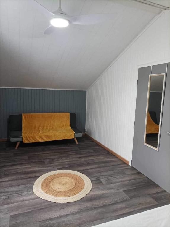 a room with a bed and a rug on the floor at Villa Imelda à saint André la réunion in Le Patelin