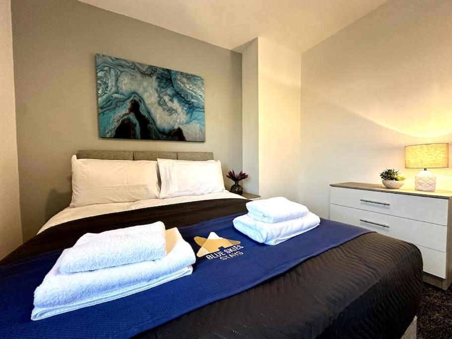 1 dormitorio con 1 cama con toallas en Thorntree Place Blue Skies Stays, en Thornaby on Tees