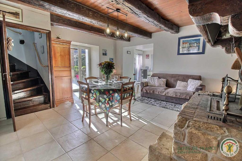 un salon avec une table et un canapé dans l'établissement La maison d'anais, à Pleudihen-sur-Rance