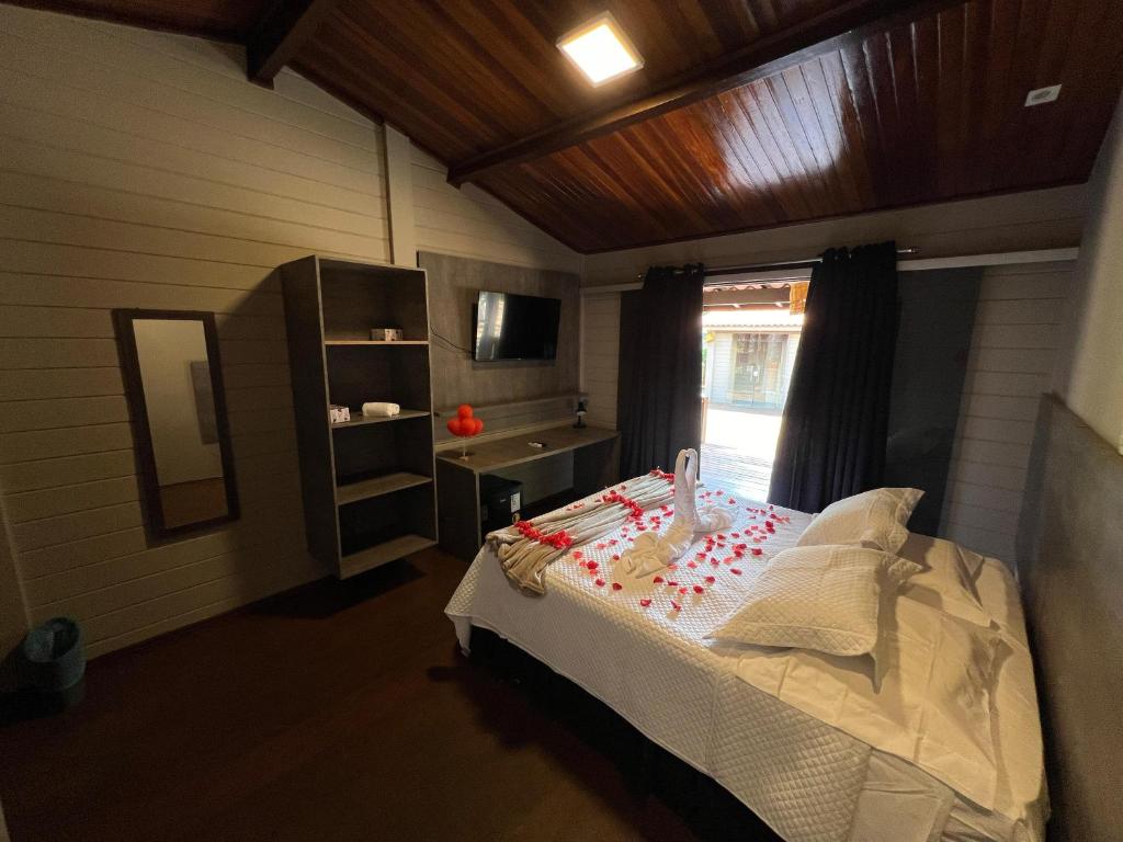 um quarto com uma cama com um bolo em Pousada Piraúna em Fernando de Noronha