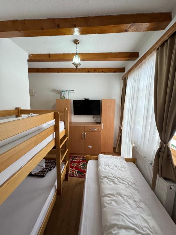 En eller flere køjesenge i et værelse på Bjelasnica-Villa-Treskina dvorišta-Apartmani-Izletište-Ribnjak