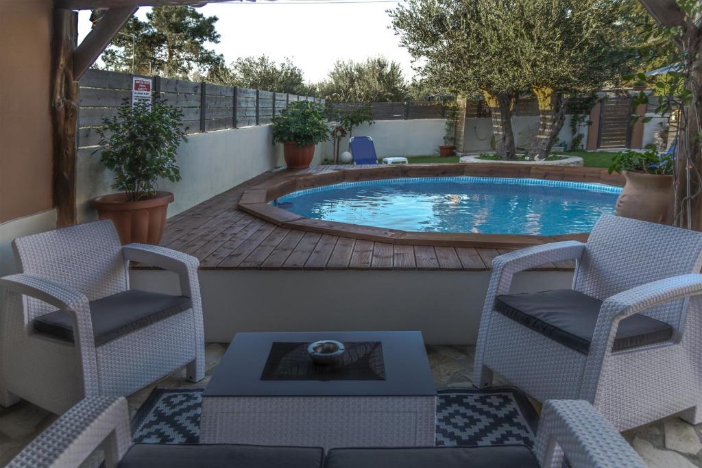 The swimming pool at or close to Star Jasmine House Acharavi