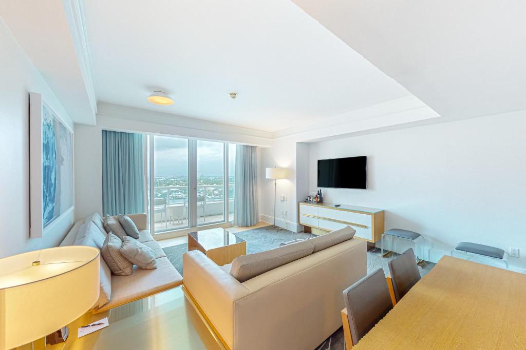 羅德岱堡的住宿－The Residential Suites at the Ritz-Carlton, Fort Lauderdale #1510，客厅配有沙发和桌子
