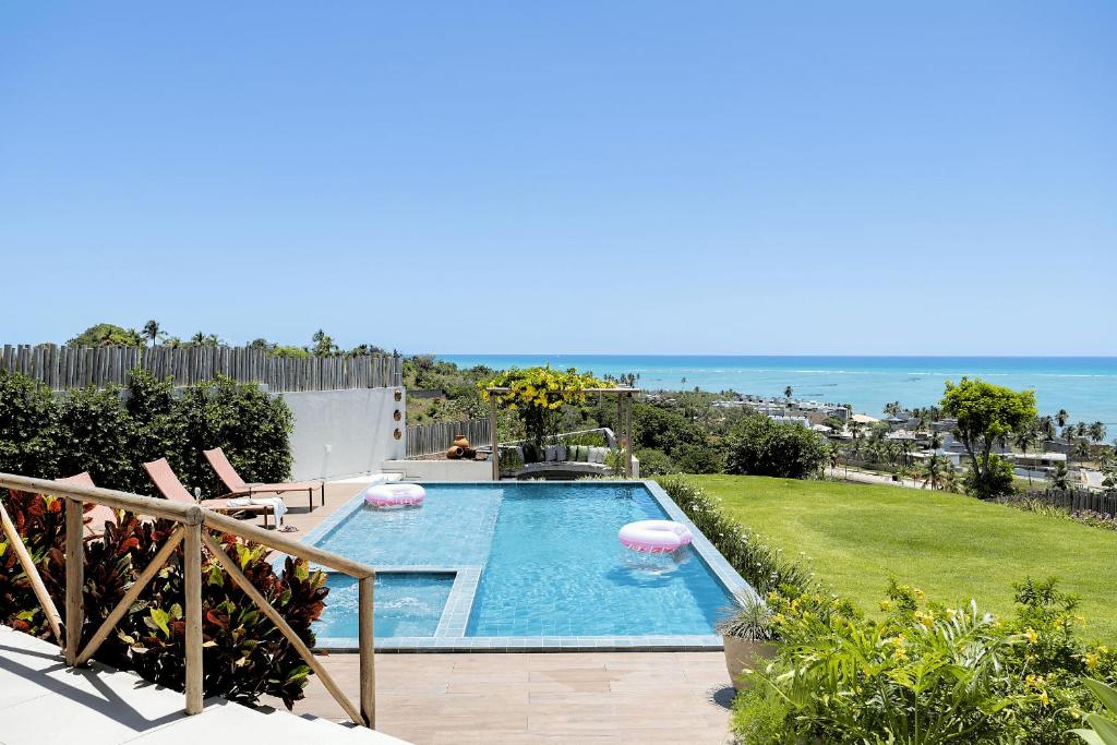 View ng pool sa Mansão Vista de 180º para Mar na Rota dos Milagres o sa malapit