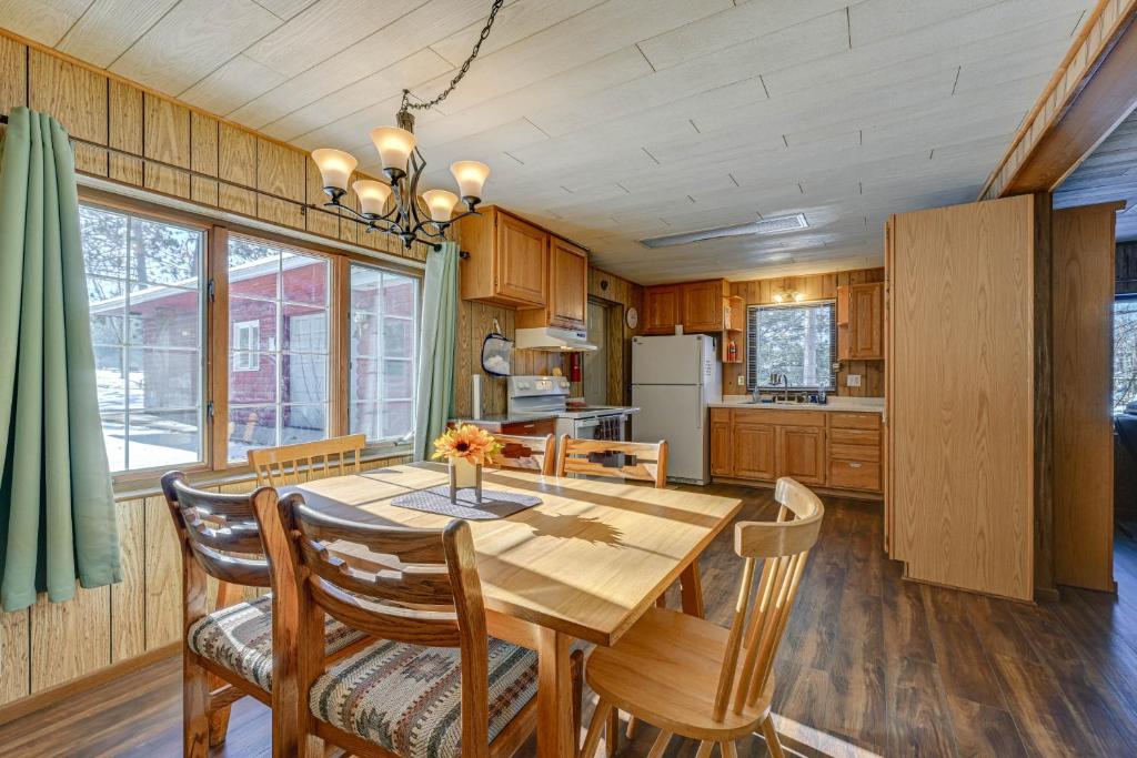 eine Küche und ein Esszimmer mit einem Holztisch und Stühlen in der Unterkunft Lakefront Townsend Cabin with Fire Pit and Dock! 