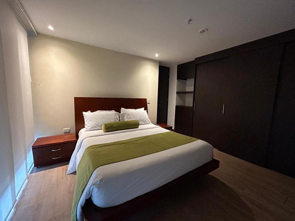 a bedroom with a large bed in a room at Suite Presidencial en hotel próximo al aeropuerto in Rionegro