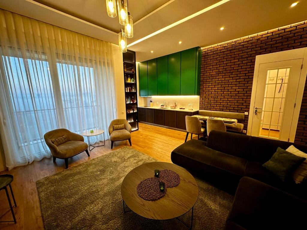 ein Wohnzimmer mit einem Sofa und einem Tisch in der Unterkunft the Prime Apartment in Pristina