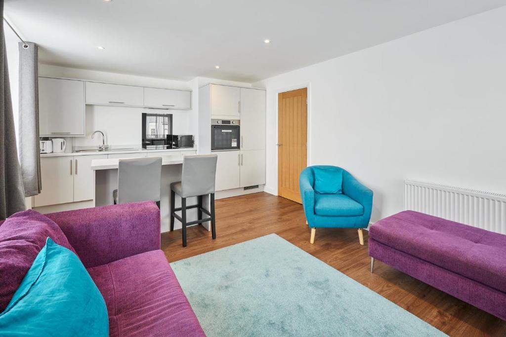 uma sala de estar com um sofá roxo e uma cadeira azul em Host & Stay - The Globe, Apartment 3 em Guisborough