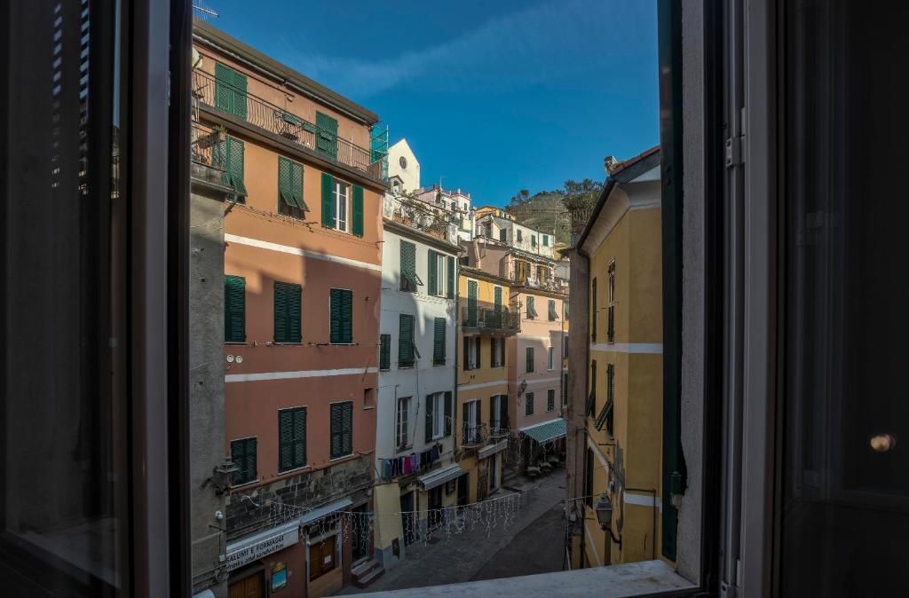 Nespecifikovaný výhled na destinaci Vernazza nebo výhled na město při pohledu z penzionu