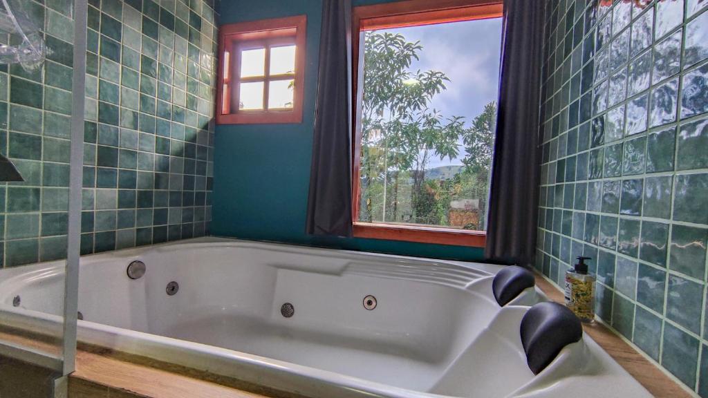 Ein Badezimmer in der Unterkunft Casa com banheira no centro de Campos do Jordao SP