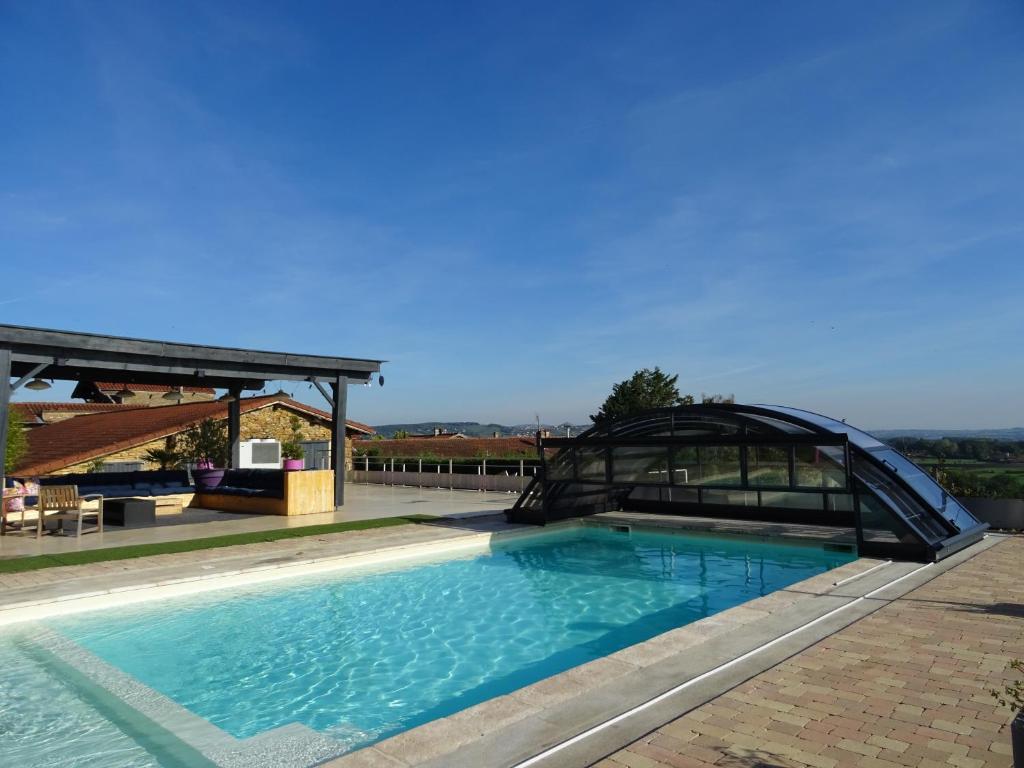 - une piscine avec un pont métallique dans l'établissement Domaine des Vignes, à Bagnols