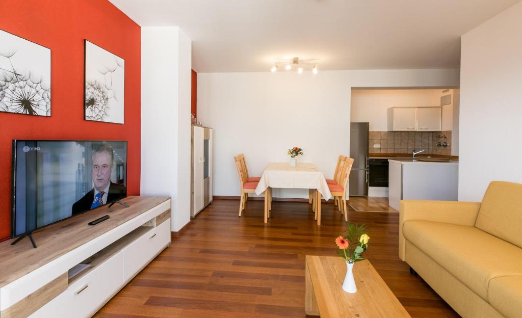 TV a/nebo společenská místnost v ubytování Hotel Sonnenhang