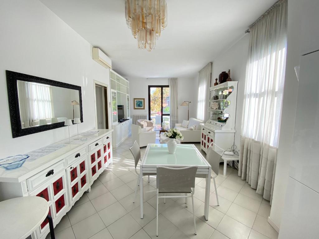 uma casa de banho branca com uma mesa e um espelho em Villetta Trieste-Flexrent Abissinia em Riccione