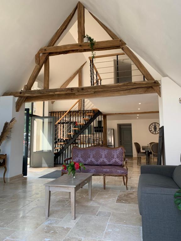 un salon avec un canapé violet et une table dans l'établissement Mesnie SAS, à Reugny