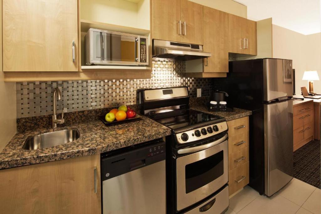 Kuchyň nebo kuchyňský kout v ubytování Canadas Best Value Inn Toronto
