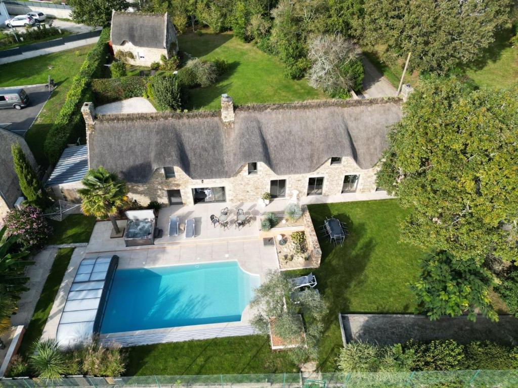 uma vista aérea de uma casa com piscina em Mise au vert em Grand-Champ