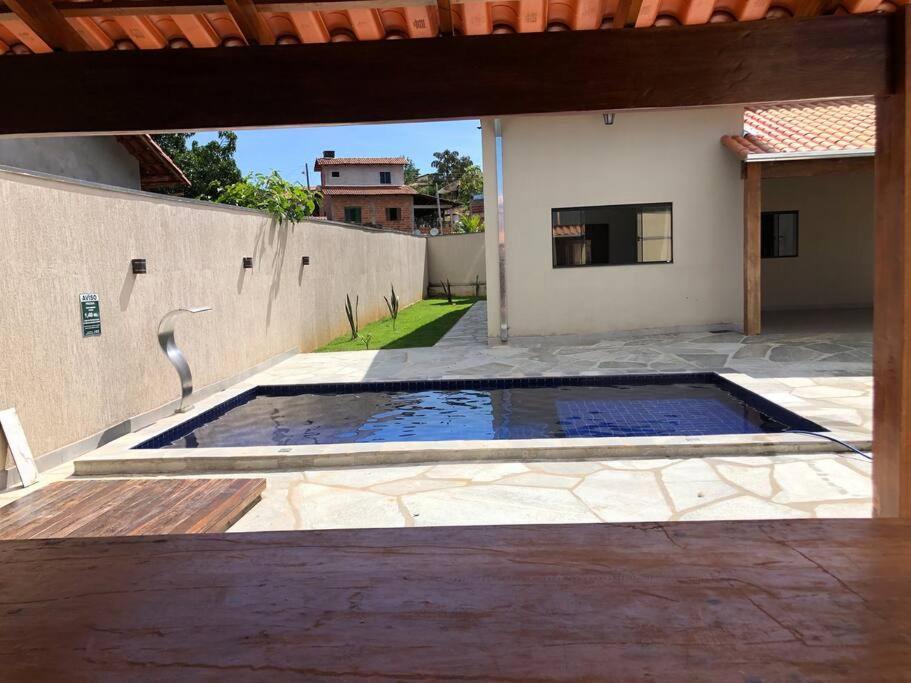 a swimming pool in the middle of a patio at Casa primavera in Pirenópolis