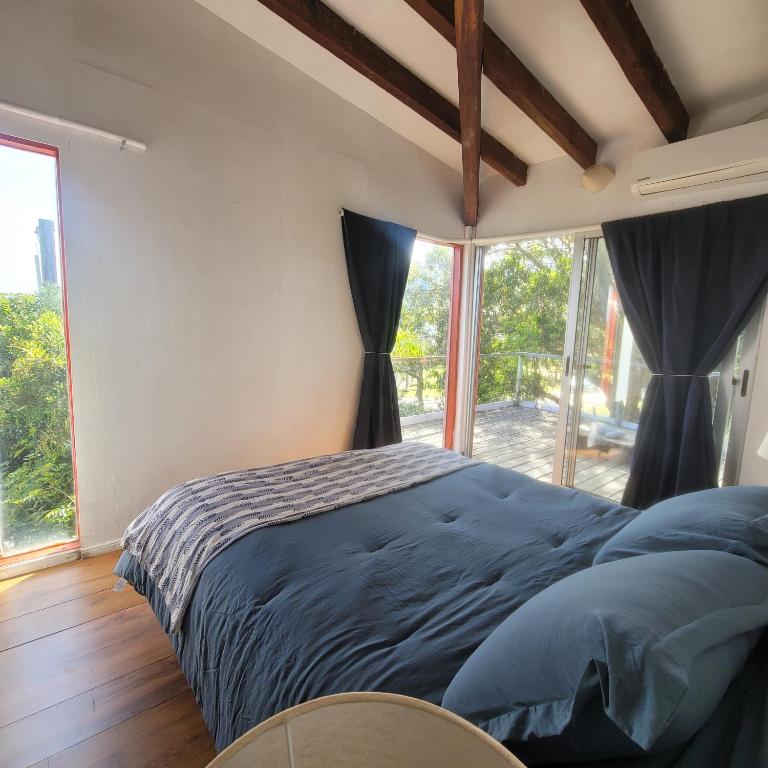 Postel nebo postele na pokoji v ubytování Casa Encantada Guest House