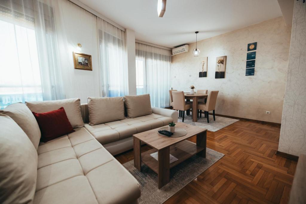 - un salon avec un canapé et une table dans l'établissement Matias Apartment, à Valjevo