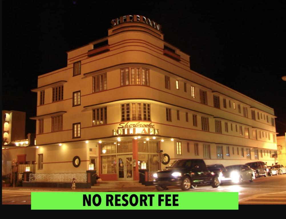 Sherbrooke All Suites Hotel في ميامي بيتش: لا توجد علامة رسوم للمنتجع أمام المبنى