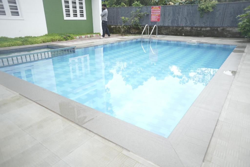 Bazén v ubytování Luxe Hotel - Rooms & Villas Wayanad nebo v jeho okolí