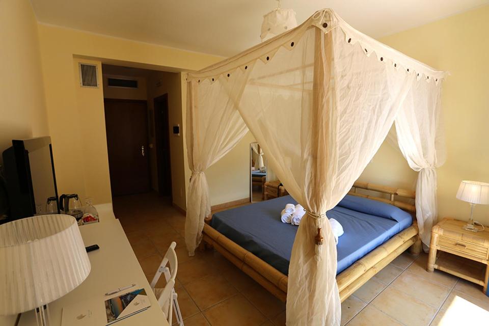 Postel nebo postele na pokoji v ubytování Le Saline Resort