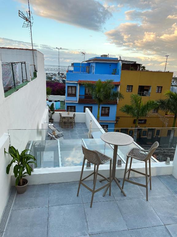 eine Terrasse mit Tisch und Stühlen auf einem Balkon in der Unterkunft Fantástica vivienda situada el el corazón del Puerto de la Cruz in Puerto de la Cruz