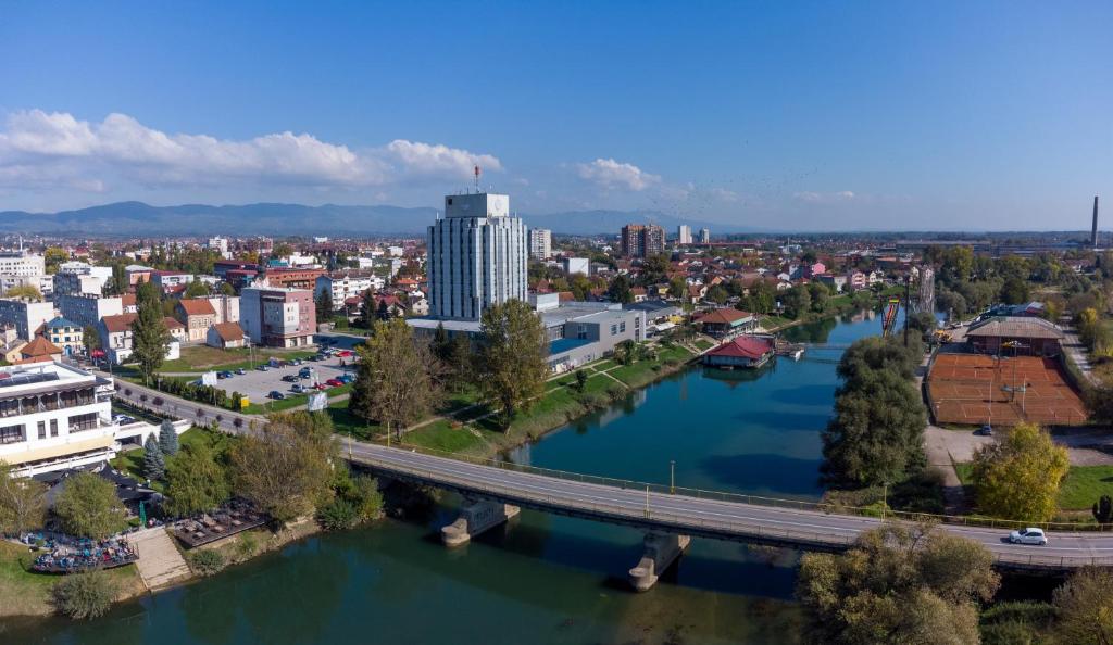 una vista aérea de una ciudad con un río y un puente en Apartman Nives, en Prijedor