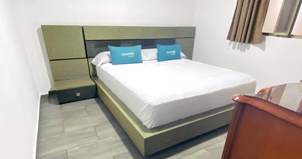 Postel nebo postele na pokoji v ubytování Ayenda Hotel Las Palmas