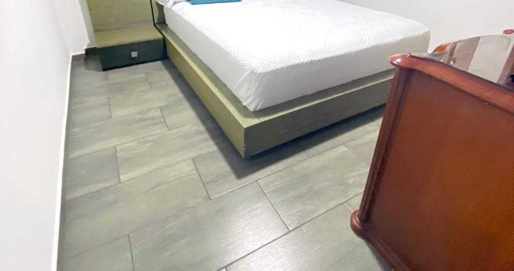 Postel nebo postele na pokoji v ubytování Ayenda Hotel Las Palmas