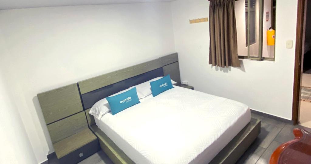 Postel nebo postele na pokoji v ubytování Ayenda Hotel Las Palmas