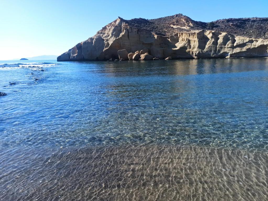 einen Strand mit Felsen im Wasser in der Unterkunft El Calon, mar y montaña in Cuevas del Almanzora