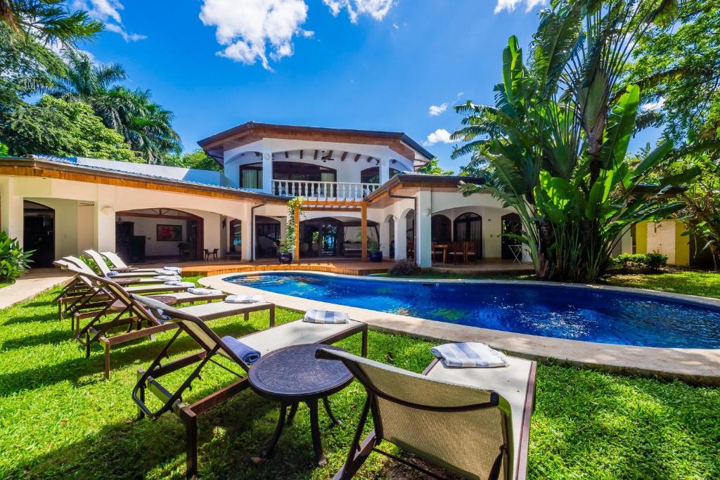 una vista exterior de una villa con piscina en Blue Jewel Oceanfront Private Villa, en Tamarindo