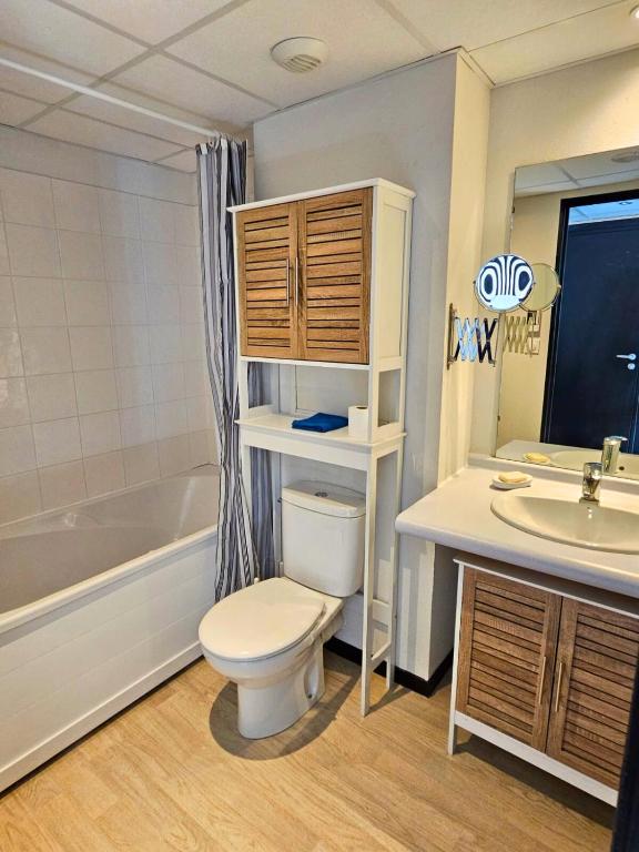 Koupelna v ubytování [L’Écrin] Studio equipé avec vue panoramique