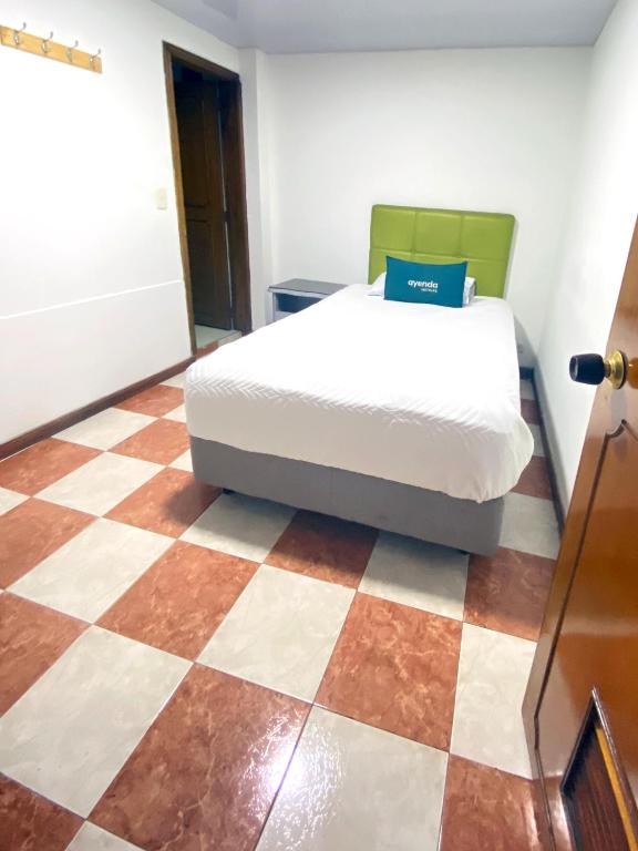 Postel nebo postele na pokoji v ubytování Ayenda Hotel Las Palmas
