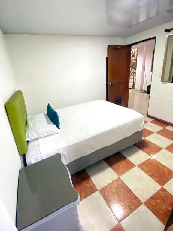 Postel nebo postele na pokoji v ubytování Ayenda Hotel Las Palmas