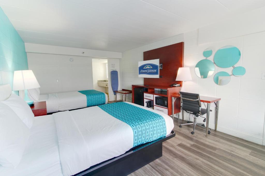 Howard Johnson by Wyndham Virginia Beach At The Beach - Double Room With Two Double Beds - Non-Smoking