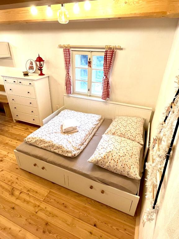 Postel nebo postele na pokoji v ubytování Santova roubenka