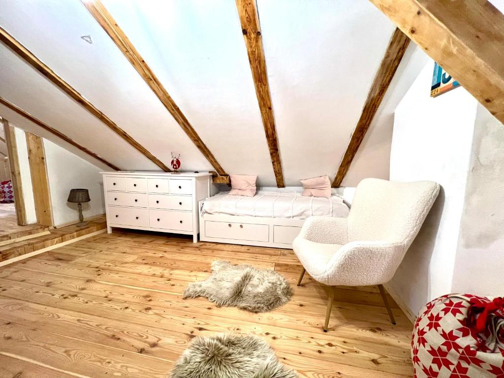 Postel nebo postele na pokoji v ubytování Santova roubenka